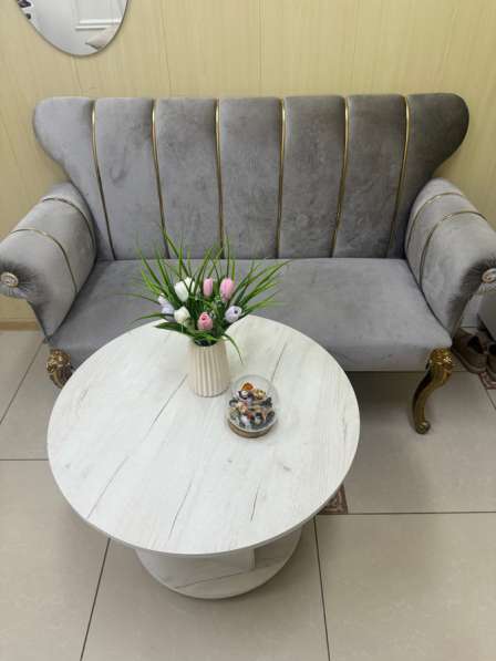 Диван и стол