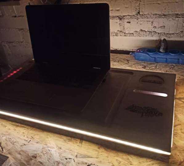 Подставка-столик под ноутбук с подсветкой в фото 4