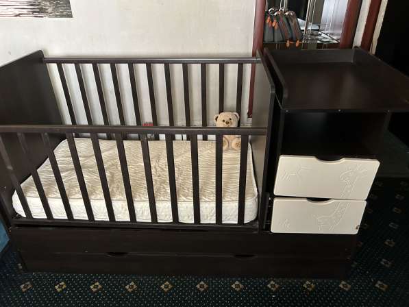 Отдам детскую кроватку за шоколадки