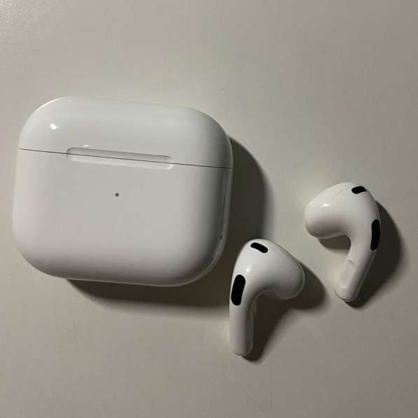 Продам наушники AirPods в Москве