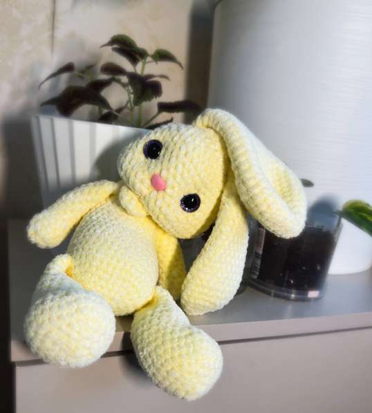 Вязаная плюшевая игрушка зайка