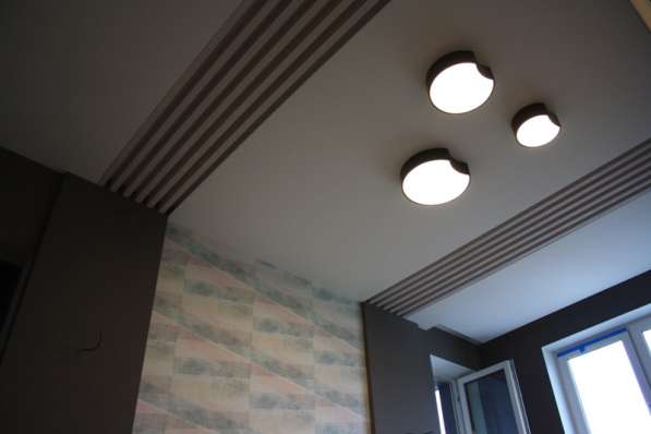 Реечные композиции в интерьере современного стиля в фото 9