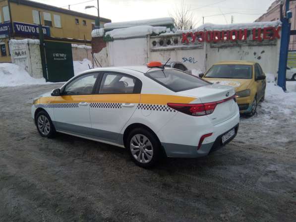Оклейка авто пленкой под такси и брендирование в Москве фото 8