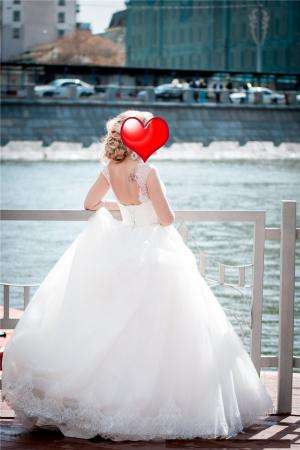 Шикарное свадебное платье со шлейфом в Москве фото 4