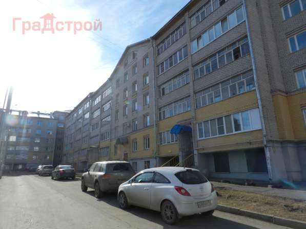 Продам двухкомнатную квартиру в Вологда.Жилая площадь 65 кв.м.Дом кирпичный.Есть Балкон.