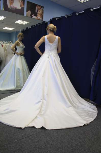 Атласное свадебное платье со шлейфом