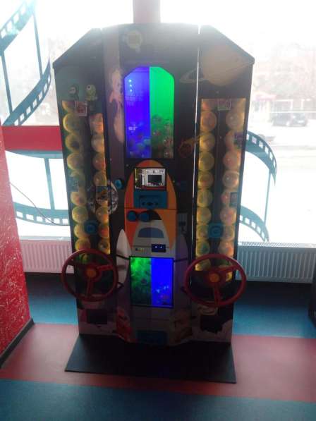 Автомат по продаже игрушек в капсулах