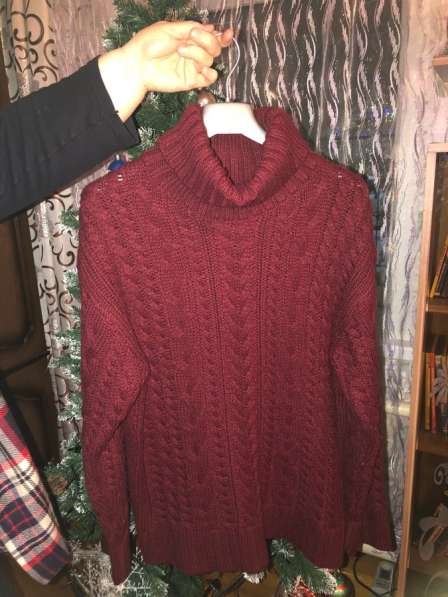 Тёплый бордовый свитер с воротником