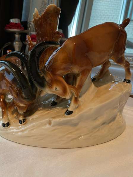 Фарфоровая статуэтка ГДР «Битва горных козлов» в фото 4