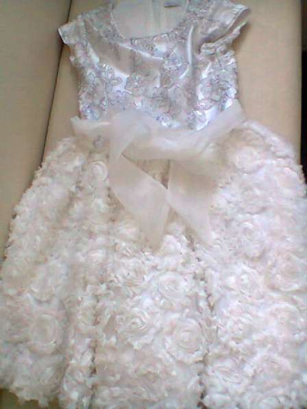 Платье белое с перьями внизу