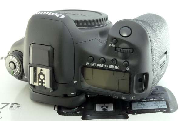 Canon EOS 7D Mark II + 18-55 мм EF-S f / 3.5-5.6 IS STM-объе в Грозном фото 3