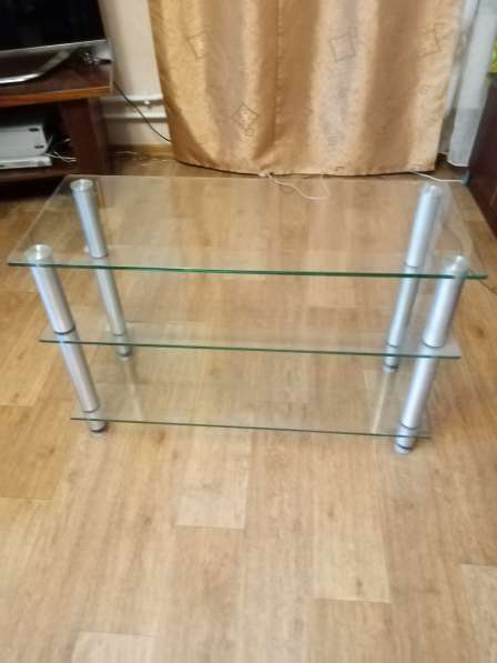 Продам стеклянный столик под телевизор
