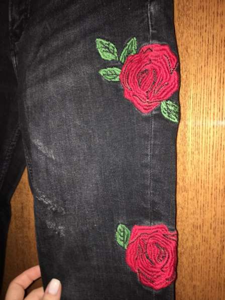 Джинсы с розами «Zara» в фото 9