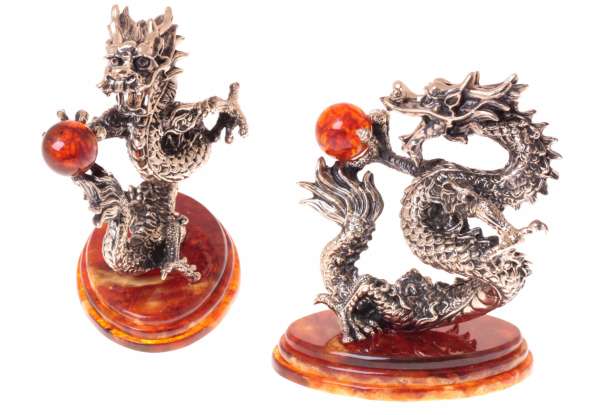 Сувенир "Танцующий дракон" из янтаря и белой бронзы