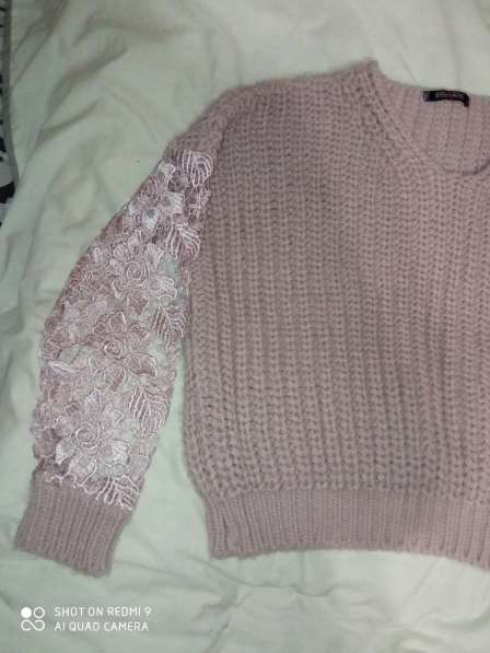 Стильный свитер с ажурными рукавами в фото 3