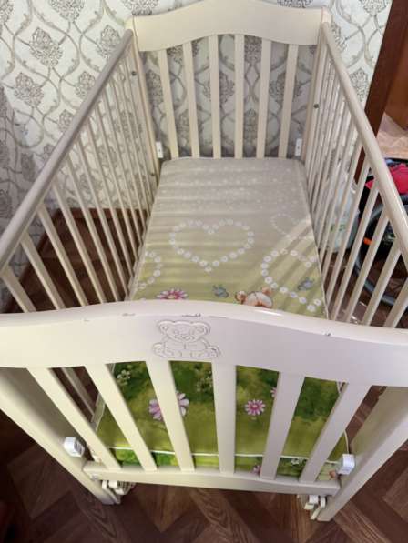Кроватка маятник, новая, есть небольшие потертости