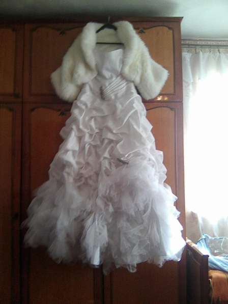 Платье свадебное с накидкой в фото 3