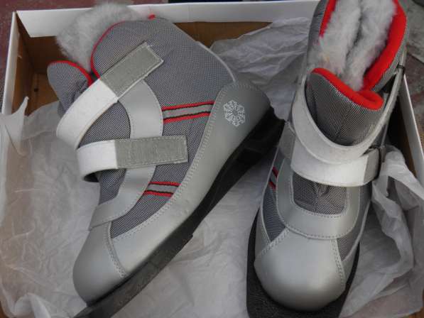 Новые утеплённые ботинки для лыжного спорта