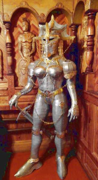 Скульптура рыцаря из металла в женском доспехе