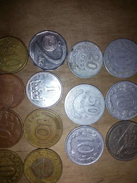 Монеты и купюра в фото 4