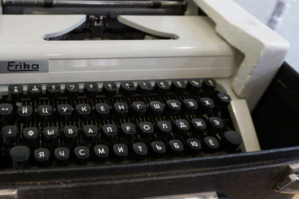 Раритетная пишущая машинка Erika модель 100 в 