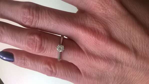 Кольцо с бриллиантом в Москве