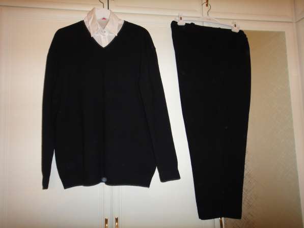 Комплект черный, шерстяной: свитер и брюки 60р