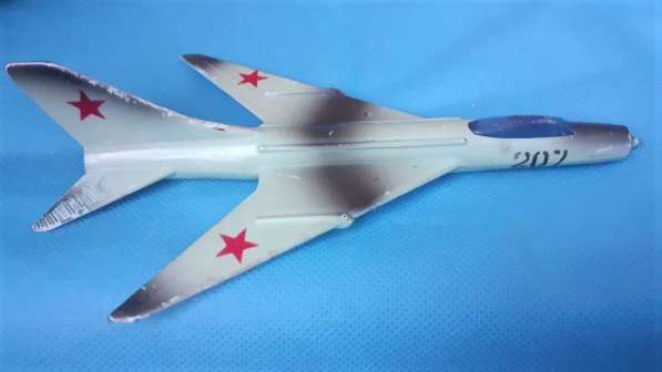Игрушка Самолет истребитель 207. СССР пластик в фото 9