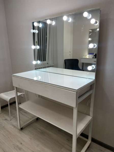 Гримерный стол с зеркалом