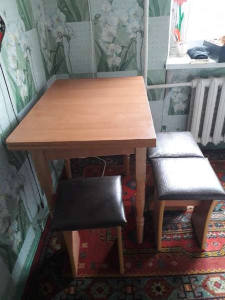 продам стол кухонный раскаладной и три табурета в Феодосии фото 4