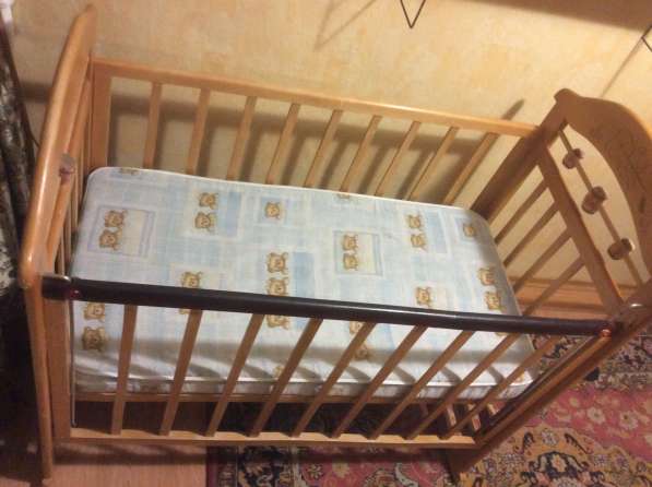 Детская кроватка с выдвижными шкафчиком на колесах в Воронеже фото 4