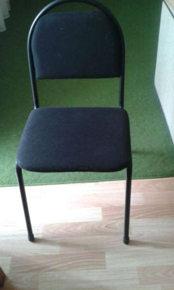 Столы, шкаф, стулья в фото 3