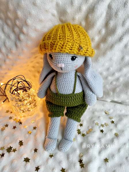 Зайка в одежде вязаная игрушка