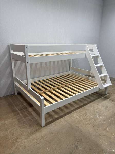 Кровать новая из массива