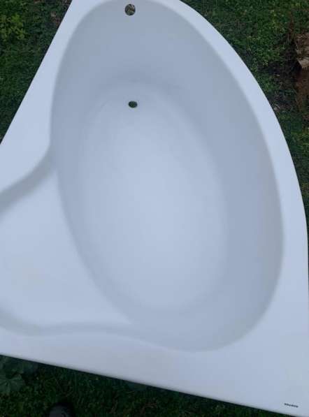 Угловая акриловая ванна в Азове