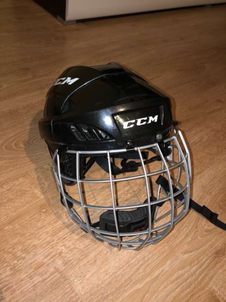 Хоккейный шлем