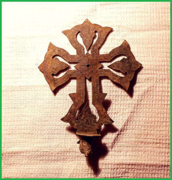 Бронзовый старинный крест в Смоленске