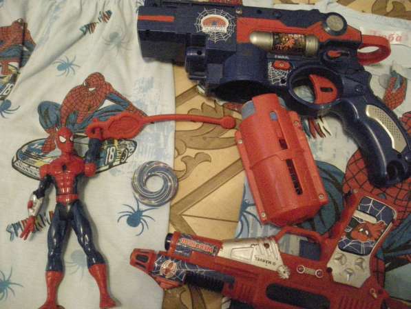 2 человека паука и 2 пистолета + маска SpiderMan