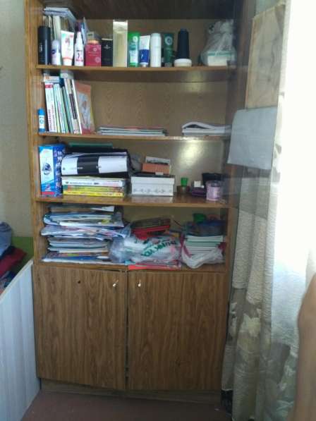 Книжный шкаф, стол и тумба в фото 3