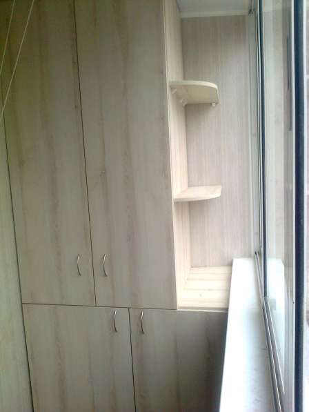 Шкафы, встроенная мебель, тумбочки на балкон и лоджию в фото 11