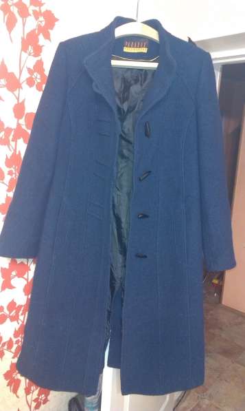пальто женское синего цвета.