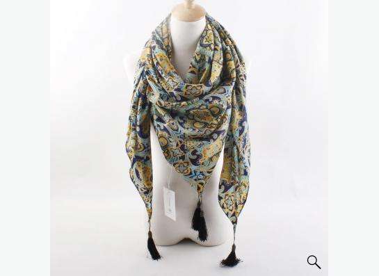 шарф-платок с кисточками