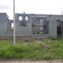 Недостроенный шлакоблочный жилой дом на гальянке, в Нижнем Тагиле