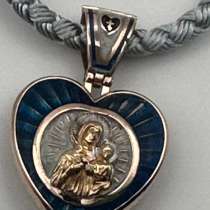 Золотой двусторонний кулон на шелковом гайтане, в Москве