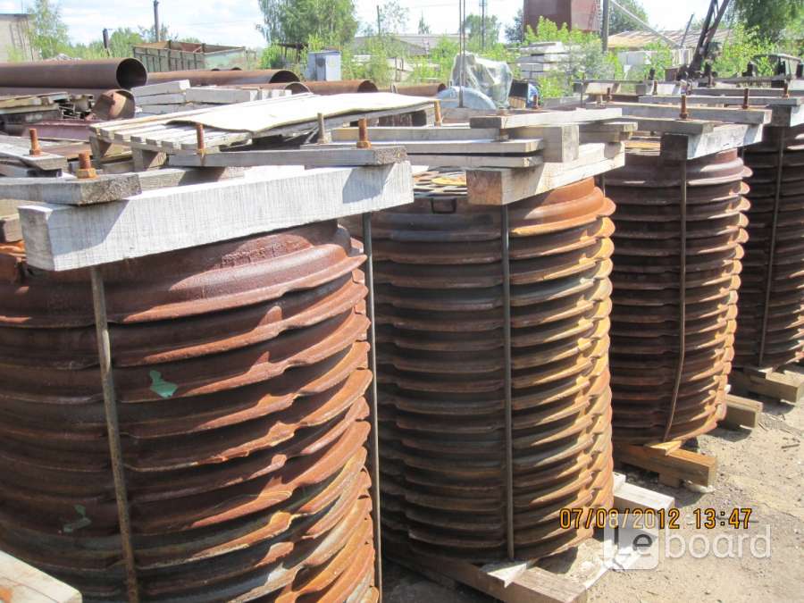 Люк с обечайкой чугунный. Канализационные кольца чугунные. Кольца жби 2 метра 0,6. Складирование люков колодцев. Крышка колодца экоресурс d1070мм с люком d570мм.